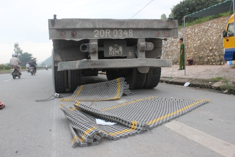 Xe tai tong nat tram can, tai xe khai do buon ngu hinh anh