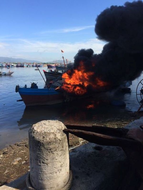 No tau cho dau, 5 nguoi bi hat xuong bien hinh anh