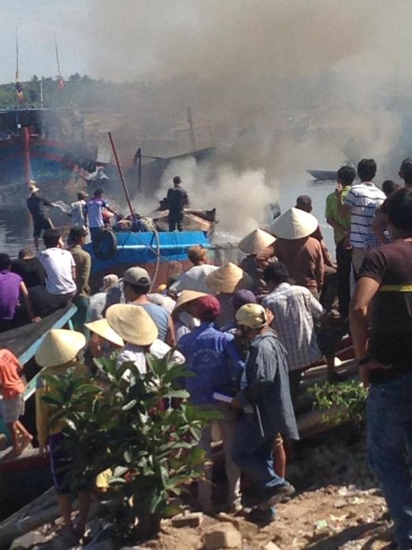 Cảnh hỗn loạn sau khi vụ nổ xảy ra. Chiều 23/8, thêm một nạn nhân tử vong tại bệnh viện. Như vậy, vụ nổ đã khiến 2 người thiệt mạng, 3 nạn nhân khác đang rất nguy kịch.