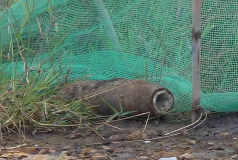 Qua bom tu thoi chien tranh nam ben le duong o TP.HCM hinh anh