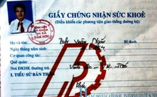 Ky luat giam doc de nguoi hong mat hoc lai oto hinh anh