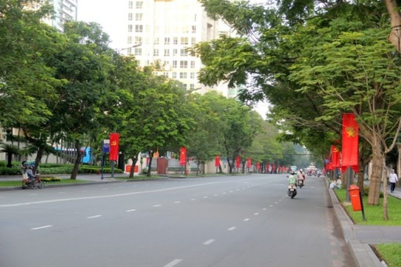 Những con đường rộng thênh thang, vắng bóng người, cờ hoa, băng rôn rực rỡ mừng lễ Quốc khánh nước Cộng hòa Xã hội Chủ nghĩa Việt Nam.