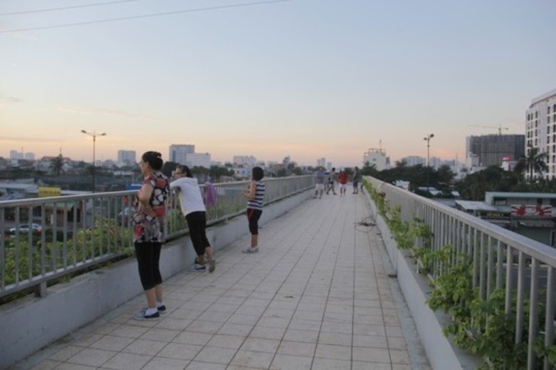 Thư giãn, tản bộ thể dục ngày nghỉ lễ