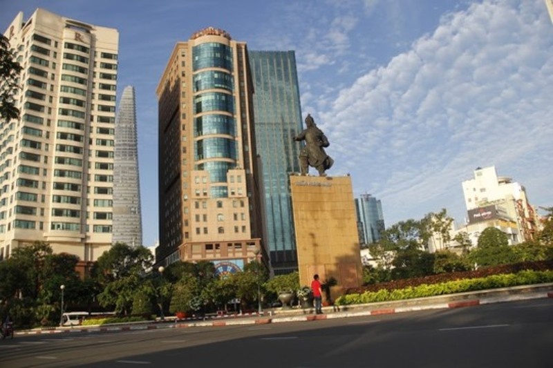 Tượng Trần Hưng Đạo ở bến Bạch Đằng (quận 1) vắng bóng người qua lại