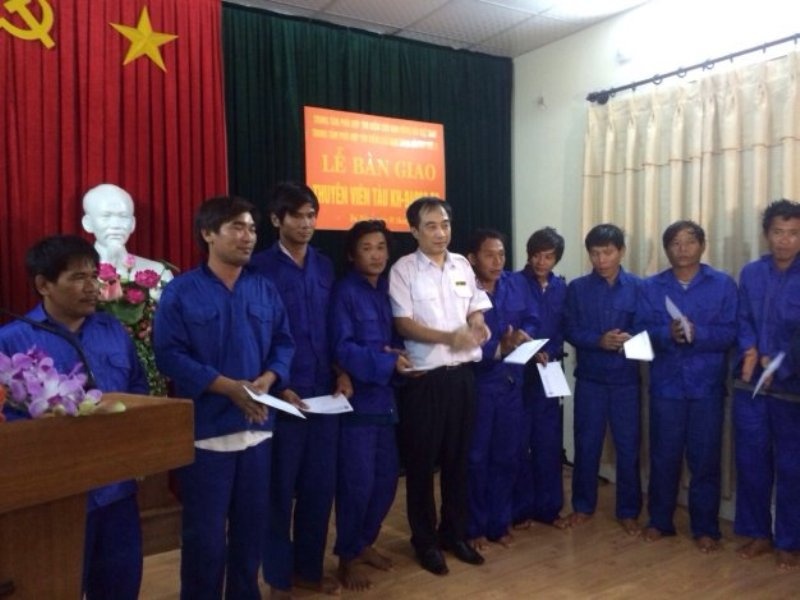 Cuu tau ca cung 9 thuyen vien tren vung bien Hoang Sa hinh anh