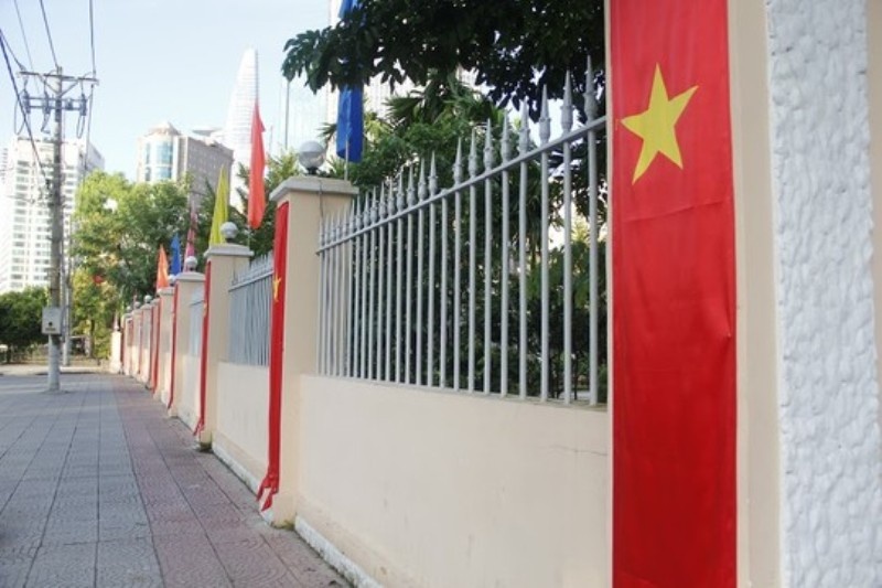 Cờ đỏ sao vàng được treo khắp nơi chào mừng ngày lễ trọng đại của đất nước. (ảnh chụp trước Bảo tàng Tôn Đức Thắng, quận 1).