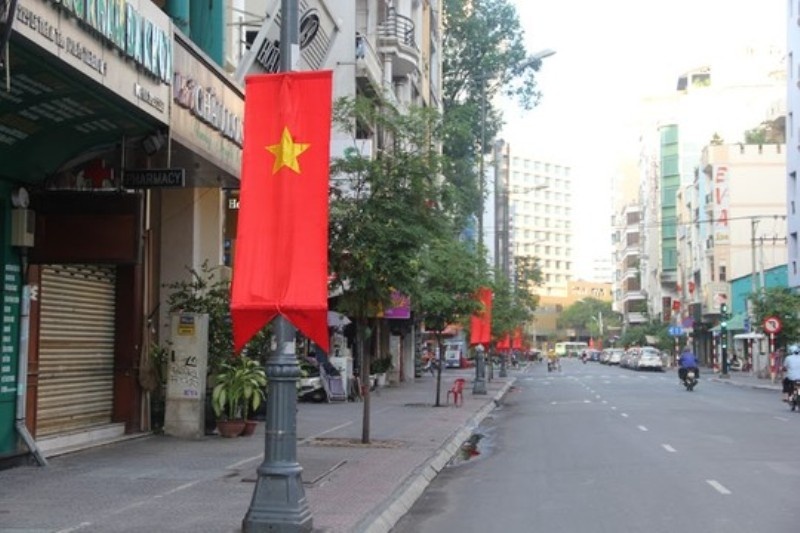 Ngày lễ nên các cửa hàng đóng cửa, không kinh doanh.