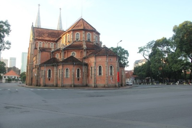 Nhà thờ Đức Bà (quận 1) thường ngày với những dãy cà phê bệt, khách du lịch tấp nập nhưng hôm nay hưởng không khí yên bình, tĩnh lặng