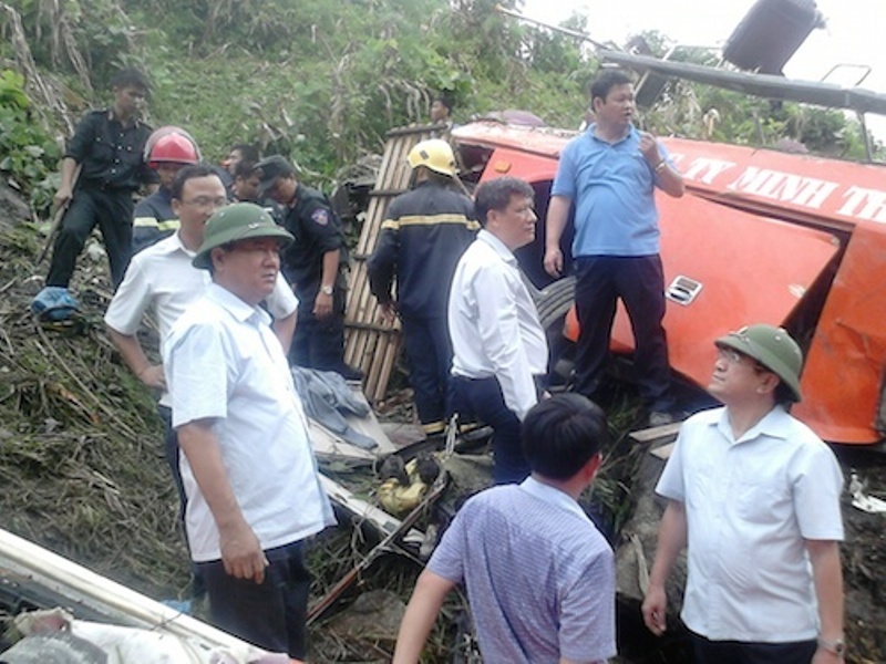 Đường xuống dốc trơn trượt toàn đá hộc, người xuống phải bám chặt dây thừng được thả từ thành vực xuống sâu khoảng 100 mét. Bộ trưởng Đinh La Thăng đi trước, rất thận trọng nhưng quả quyết. Ông nôn nóng muốn xuống tận nơi bởi đến giờ vẫn chưa thể khẳng định còn nạn nhân vào chưa được cứu ra khỏi đống đổ nát hay không. Số hành khách trên xe chưa được xác định, vì vậy dù đã có tới 53 người được đưa lên miệng vực và lực lượng cơ động đã được điều thêm tới hiện trường để tìm kiếm nhưng Bộ trưởng Thăng vẫn không thể yên tâm. Trán ông luôn cau lại kể từ khi có mặt tại Lào Cai. Chừng khoảng 7 phút ông xuống được nơi xe đổ trong sự chăm chú theo dõi của rất nhiều người. Tại hiện trường chiếc xe gặp nạn bi vò nát nhừ, đồ đạc hành lý vương vãi khắp nơi. Hàng vạt cỏ lau, cây rừng bị đè nát vì tốc độ lao xuống khủng khiếp của chiếc xe chở hàng chục người. Nơi chiếc xe đổ nằm cách con suối khoảng chục mét, cộng với mưa to từ đêm qua nên đường trơn, lầy, rất khó đi. Với cú lao dốc, chiếc xe khách giờ chỉ còn là một đống sắt thép đổ nát, mui và thân xe đã tách rời. Bộ trưởng Thăng cùng Bí thư, Chủ tịch Lào Cai không ai bảo ai cùng bặm môi nhấc mui xe để nhìn được vào phía trong. Tất cả đều lo lắng còn nạn nhân nào đó chưa được tìm thấy và đưa lên khỏi miệng vực. Trong lúc này, công tác cứu chữa các nạn nhân đã được đưa về Bệnh viện vẫn đang được tiến hành hết sức khẩn trương. Bộ trưởng Thăng vẫn liên tục nhận được thông tin báo cáo về tình hình cấp cứu các nạn nhân. Mọi lực lượng đều đang nỗ lực hết sức để giảm được thiệt hại về người, giảm thêm những cái chết thương tâm cho những người gặp nạn. Tại hiện trường, phía trong chiếc xe khách vỏ màu đỏ phóng viên Báo Giao thông nhận thấy một xe máy wave biển 8377 H1, phần số thể hiện xe của tỉnh nào đã bị che khuất. Quanh đó, vương vãi giấy tờ sổ tay của nạn nhân. Công tác thu thập hiện vật tại hiện trường vẫn đang được tiến hành. Sáng nay, lực lượng cảnh sát cơ động tỉnh Lào Cai đã cử thêm 60 chiến sỹ xuống kiểm tra toàn bộ hiện trường. Quyết tâm không để nạn nhân nào không được cứu chữa kịp thời. 10g 20 sáng nay, chó nghiệp vụ cũng được đưa tới hiện trường để tìm kiếm các nạn nhân. Thu hồi giấy phép công ty xe khách chạy chui Cũng ngay trong sáng nay, Bộ trưởng Đinh La Thăng yêu cầu Sở GTVT Hà Nội, Lào Cai thu hồi có thời hạn giấy phép kinh doanh vận tải đối với công ty Minh Thành Phát, chủ quản của nhà xe Sao Việt, có trụ sở tại Lào Cai để phục vụ điều tra làm rõ nguyên nhân tai nạn. Theo điều 21 Nghị định 91 về điều kiện kinh doanh vận tải, doanh nghiệp sẽ bị thu hồi giấy phép kinh doanh nếu vi phạm nghiêm trọng điều kiện kinh doanh vận tải. Báo cáo nóng tới Bộ trưởng, Sở GTVT Hà Nội cho biết đã thu hồi giấy phép này ngay sau khi nhận được chỉ đạo và đã xác minh được xe xảy ra tai nạn không được phép chạy từ Lào Cai lên Sapa nhưng vẫn cố tình chạy chui. Được biết, xe Sao Việt chỉ được cấp phép chạy tăng cường đến Lào Cai trong dịp lễ 2/9.