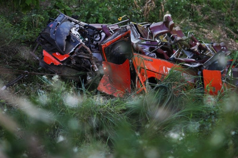 Phần thân xe Sao Việt được kéo từ từ lên mặt đường - Ảnh: Nguyễn Khánh