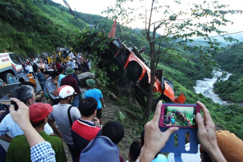 Khoảng 17g30 phần đầu xe đã được kéo mặt đường, tuy nhiên phải mất gần 30 phút lực lượng cứu hộ mới đặt xe vào vệ đường - Ảnh: Nguyễn Khánh