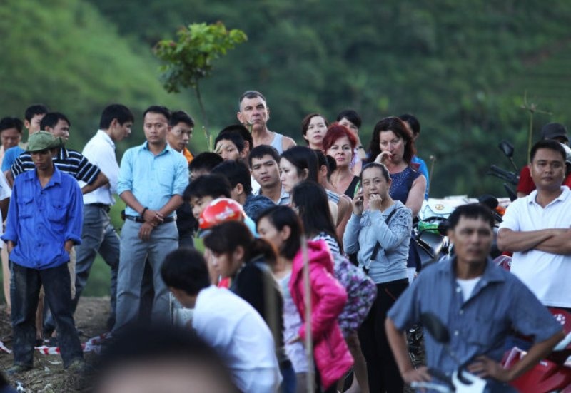 Nhiều người dân tò mò theo dõi quá trình cứu hộ xe Sao Việt trong đó có nhiều vị khách nước ngoài - Ảnh: Nguyễn Khánh