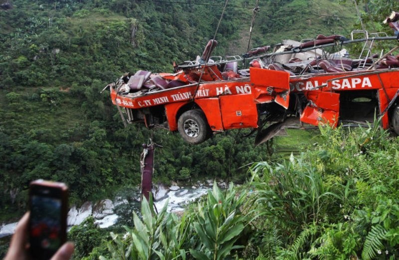 17g45 phút chiếc xe đã được xe kéo đưa lên kéo về phía trục đường 4D - Ảnh: Nguyễn Khánh