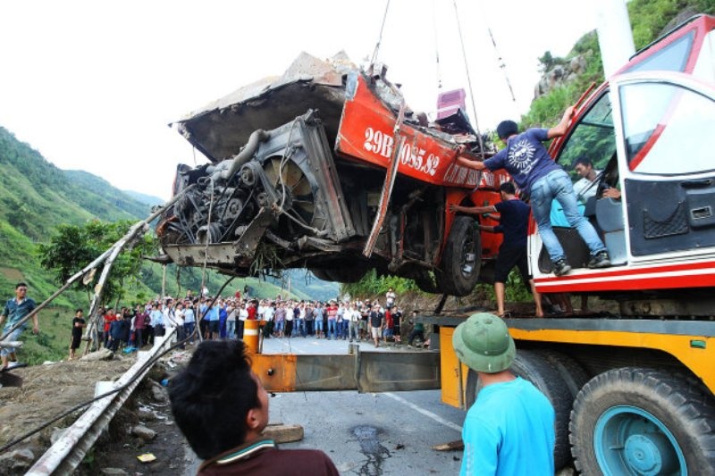 Phần động cơ xe bị vỡ tan, chiếc xe kéo khá vất vả để đưa xe vào vị trí an toàn - Ảnh: Nguyễn Khánh