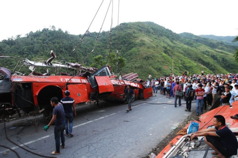 Theo anh Nguyễn Minh Ngọc - kỹ thuật viên của công ty vận tải Mạnh Cường - đơn vị phụ trách việc cứu hộ: “Sở dĩ việc cứu hộ mất nhiều thời gian là do phần thân xe bị vướng vào một phiến đá do đó phải luồn cáp và dịch chuyển xe rất lâu. Trong quá trinh cứu hộ, chiếc xe kéo đầu tiên đã bị hỏng cần trục nên khoảng 12g30 phải điều động một chiếc xe kéo khác đến hiện trường”. Sau khi được đưa lên mặt đường, chiếc xe khách hãng Sao Việt sẽ được xe cứu hộ đưa đến công an tỉnh Lào Cai.