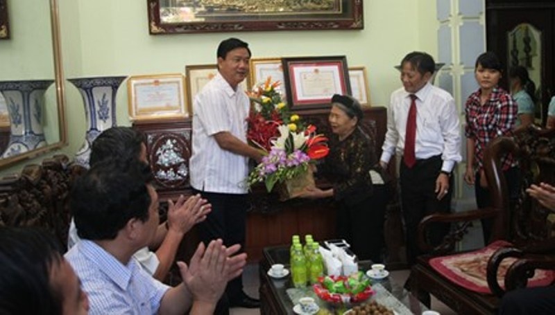 Ton vinh hai nu nong dan tu bo tien lam duong hinh anh