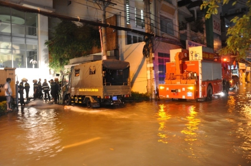 Hang chuc 'xe hop' bi ngam nuoc trong ham khach san hinh anh