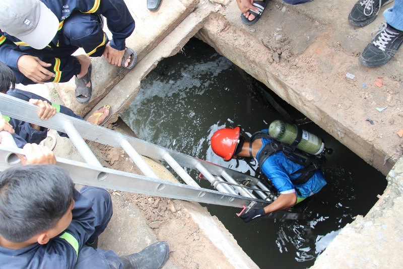 Mo rong khu vuc tim kiem chau be bi rot xuong cong hinh anh