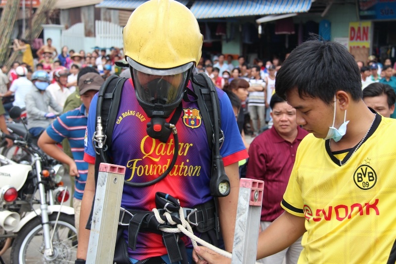 Khi ra tới ngoài đường thì chị gặp một cháu bé trạc tuổi con mình nên hỏi thăm thì được cháu bé này nói con chị bị nước cuốn rồi, chính cháu bé này lúc đó chơi cùng con chị Hằng. Bàng hoàng, chị Hằng lao đi kiếm con và báo cho lực lượng chức năng. Tại hiện trường tìm kiếm, một nhân chứng là anh Đoàn Thạch Lập (quê An Giang) khẳng định với lực lượng tìm kiếm anh đã nhìn thấy cháu Tỷ bị nước cuốn xuống cống nhưng anh không cứu kịp.