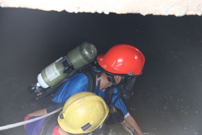 Một người dân khác tại hiện trường cho biết trận mưa chiều 6/9 rất lớn, nước ngập ngang bắp chân và nước chảy xối xả, các cống thoát nước tại đây đều có nắp đậy bằng bê-tông nhưng do nước siết quá lớn đã làm bật tung một số nắp cống. Ông Nguyễn Văn Trung - Chủ tịch UBND phường Thuận Giao cho biết lực lượng chức năng sẽ mở rộng tìm kiếm các khu vực khác do hệ thống cống nối thông nhau, nên nếu cháu Tỷ bị nước mưa cuốn xuống cống rất có thể thi thể đã bị cuốn tới khu vực khác.