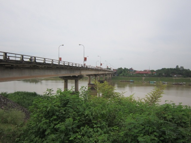 Bat luc nhin thieu nu 17 tuoi nhay cau tu tu hinh anh