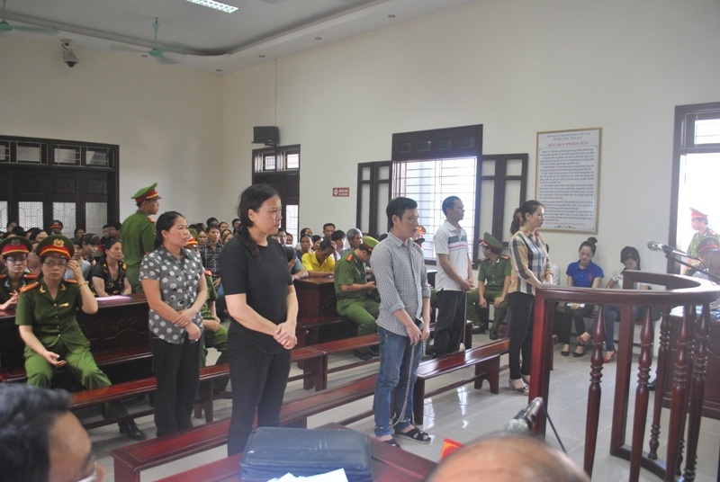 Các bị cáo đứng trước vành móng ngựa. Ảnh: Duy Cảnh