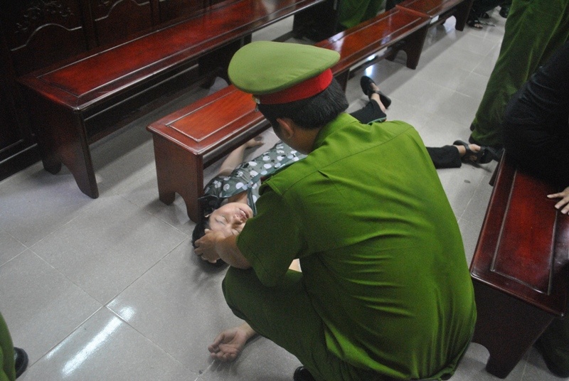 Ngat xiu giua toa khi chong bi de nghi an tu hinh hinh anh