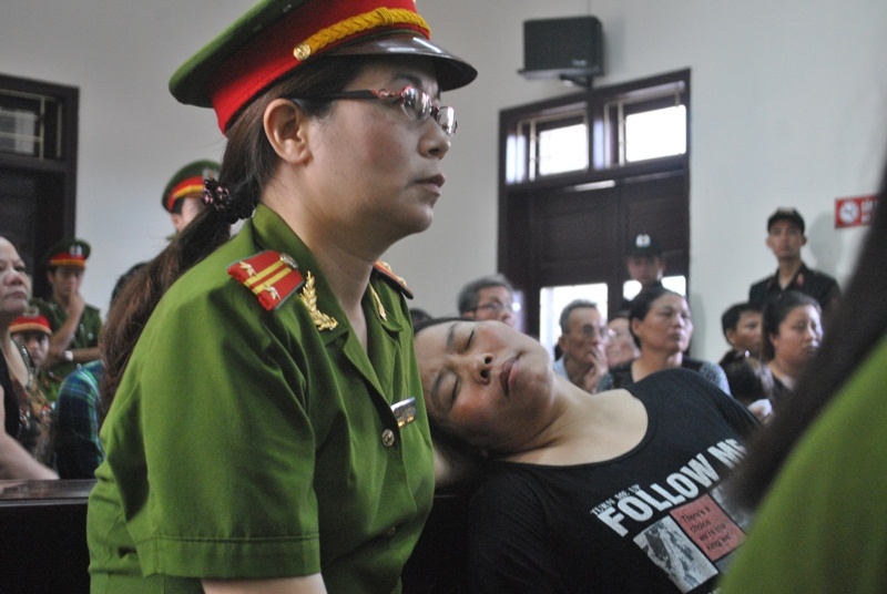 Phien toa nao loan vi bi cao lao dau vao tuong tu sat hinh anh