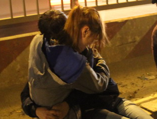 Co gai ngat lim khi thay nguoi yeu bi xe ben can hinh anh