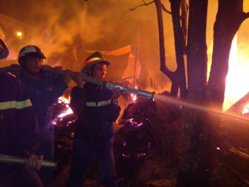 Chay lon o cong ty sach va thiet bi truong hoc Phu Yen hinh anh