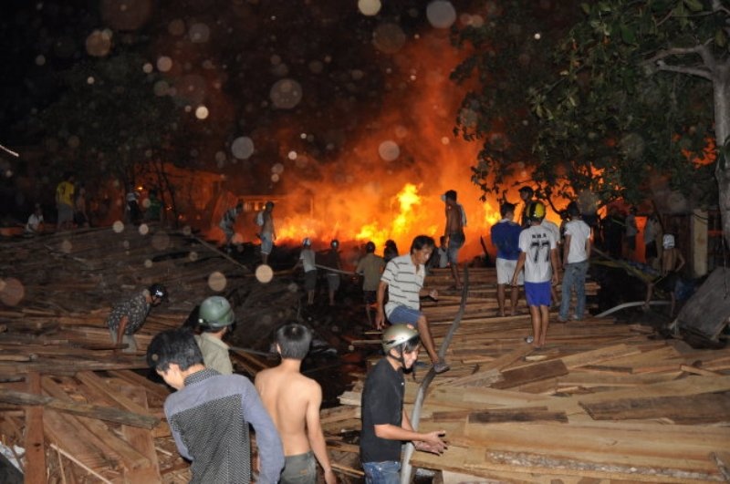 Đám cháy lan rộng sang xưởng gỗ và các kho chứa - ảnh NGÔ XUÂN