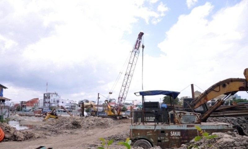 Nam cong nhan chet cung tai cong truong cai tao kenh Lo Gom hinh anh