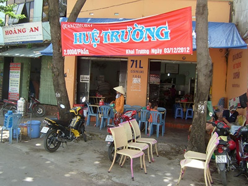 Com gia re, nuoc uong, chua benh mien phi o Sai Gon hinh anh