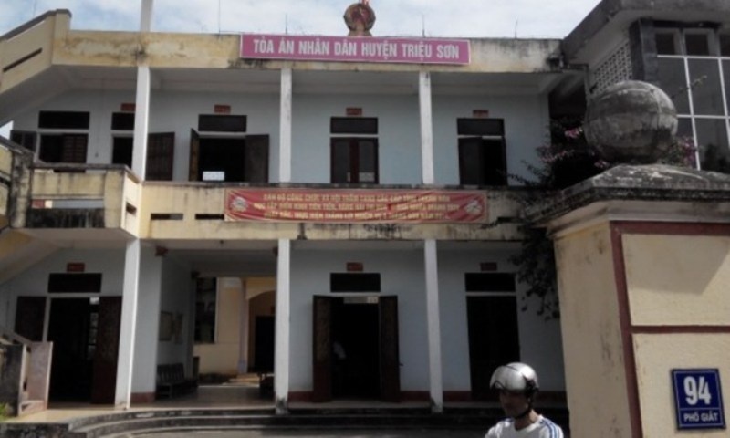 Ba can bo toa nghi voi tien chay an bi dinh chi cong tac hinh anh