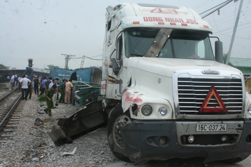 Hơn 2h ngày 19/9, trên tuyến đường sắt Bắc Nam, tại KM 90+367 (thuộc xã Tân Thành, huyện Vụ Bản, Nam Định), một đoàn tàu hỏa chạy hướng Vinh - Hà Nội chở 315 hành khách đã va chạm với một xe container đang băng qua đường. Hậu quả, đầu tàu hỏa bị hất văng khỏi đường ray, hư hỏng nặng, nhiều toa kế tiếp cũng bị nghiêng. 