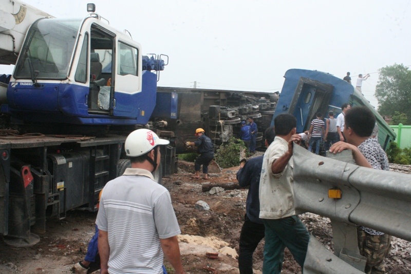 Ông Tùng, một người dân sống gần hiện trường cho biết, khi cả gia đình đang ngủ trong nhà, ông bất ngờ nghe thấy một tiếng va chạm cực lớn kèm theo tiếng nổ lẹt đẹt ở ngoài đường. “Tôi cầm đèn pin chạy ra soi thì thấy phần đầu đoàn tàu nằm cách đường ray nhiều mét, cạnh đó là chiếc container cũng bị hỏng nặng”, ông Tùng nhớ lại. 