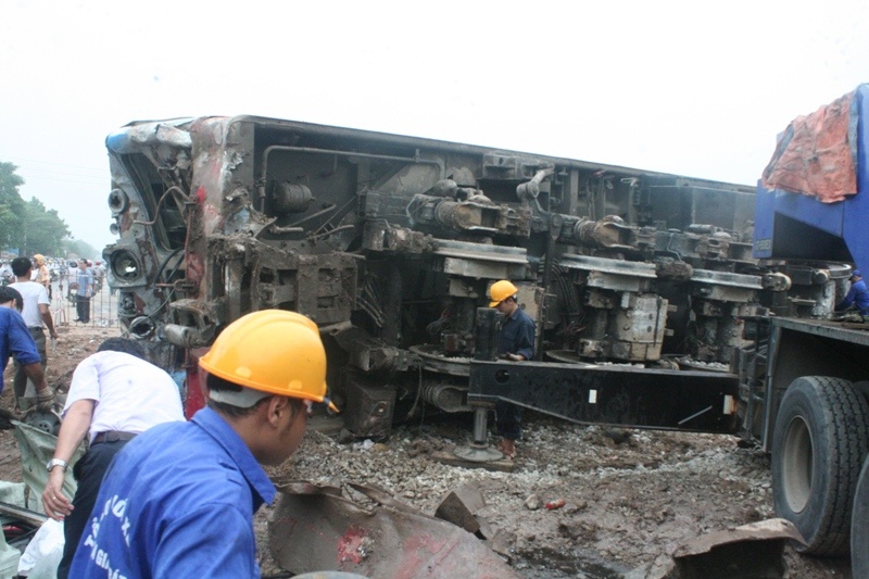 Duong sat Bac Nam te liet sau vu dau tau vang khoi duong ray hinh anh