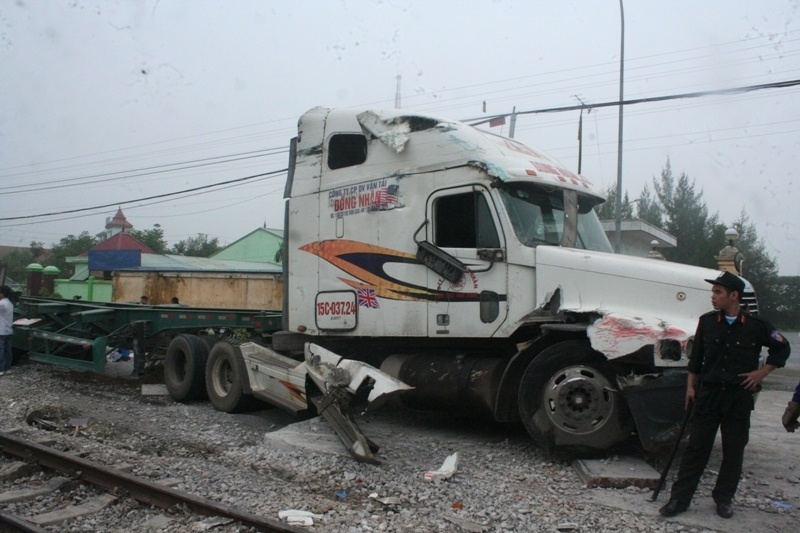 Tại thời điểm xảy ra tai nạn, ông Tâm đang trên đường chạy xe chở thực phẩm về bán. Theo lời kể của ông Tâm, đoàn tàu chạy khá nhanh, trong khi đó, chiếc xe container qua đường thiếu quan sát nên đã dẫn đến va chạm. “Phát hiện chiếc xe dài thòng lọng đang chuẩn bị băng qua đường, tổ lái tàu đã liên tục hú còi báo hiệu. Tuy nhiên, người điều khiển xe vẫn cố tình vượt qua. Do khoảng cách quá gần nên đoàn tàu đã lao thẳng vào thân xe”, ông Tâm kể.