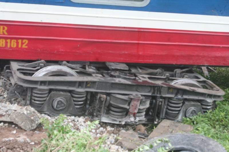 Tại hiện trường, phần đầu tàu hỏa hư hỏng nặng và nằm chắn ngang quốc lộ 10 khiến giao thông qua đây bị tê liệt nhiều giờ.  Tường trình sự việc, anh Chu Huy Thắng (tài xế lái xe container va chạm) cho biết, thời điểm đó, anh Thắng điều khiển xe nằm chắn ngang đường ray để chờ bảo vệ mở cổng vào. “Do chủ quan và nghĩ ban đêm không có tàu chạy nên tôi đã để xe nằm trên đường tàu. Khi thấy tàu đến, tôi hoảng sợ, nhấn ga nhưng quên không vào số nên xe không chạy thoát ra khỏi đường sắt được”, tài xế Thắng khai.