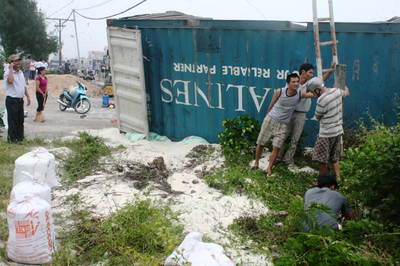 Toàn bộ 25 tấn gạo nằm trên thùng xe container bị hất văng xuống đất. Nhiều người dân địa phương đã hỗ trợ chủ phương tiện thu gom số lương thực trên. Ngay trong đêm, nhà chức trách đã huy động 10 xe ôtô chở toàn bộ 315 hành khách tiếp tục hành trình về Hà Nội.