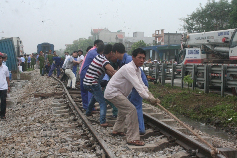 Để nhanh chóng khắc phục hậu quả, giới chức tỉnh Nam Định đã huy động gần 200 chiến sĩ tới thu dọn hiện trường. Đến 9h cùng ngày, đoàn tàu gặp nạn vẫn chưa được chuyển đi khiến tuyến đường sắt Bắc Nam đang bị tê liệt. “Mặc dù không gây ra chết người nhưng thiệt hại của vụ tai nạn tương đối lớn. Nhiều đoàn tàu đã phải hủy bỏ lịch trình. Đoàn tàu gặp nạn thuộc loại nặng nên phải mất khá nhiều thời gian mới di chuyển được”, đại diện công ty Đường sắt VN nói.