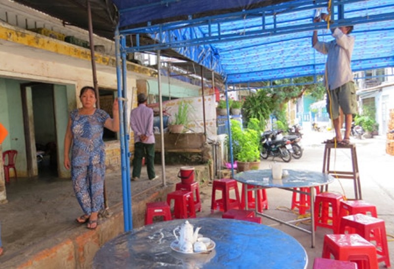 Uong bia ve, dung giua san do xang tu thieu hinh anh