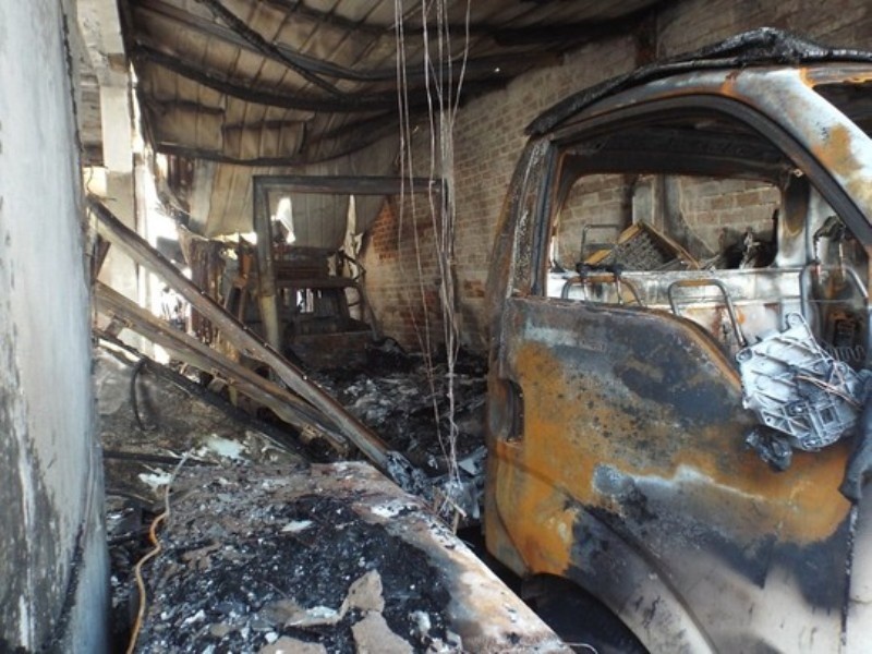 Hai xe tai phat hoa, xuong kem chay ra tro hinh anh