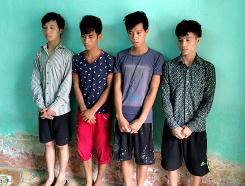 Bon thanh nien tan cong truong cong an xa sau chau ruou hinh anh