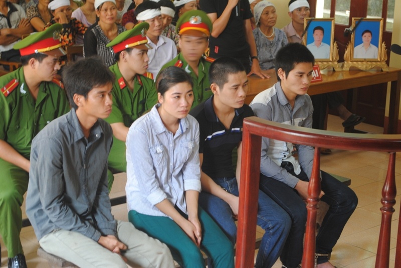 Bị cáo Hải cùng vợ và hai em trai trước vành móng ngựa tại phiên xử sáng 25/9. Ảnh: Duy Cảnh