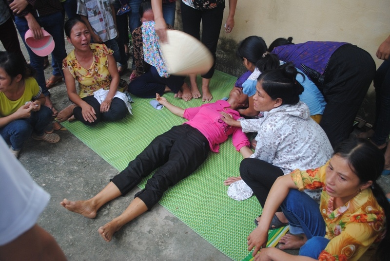 Me ngat giua toa khi con linh 18 nam tu hinh anh