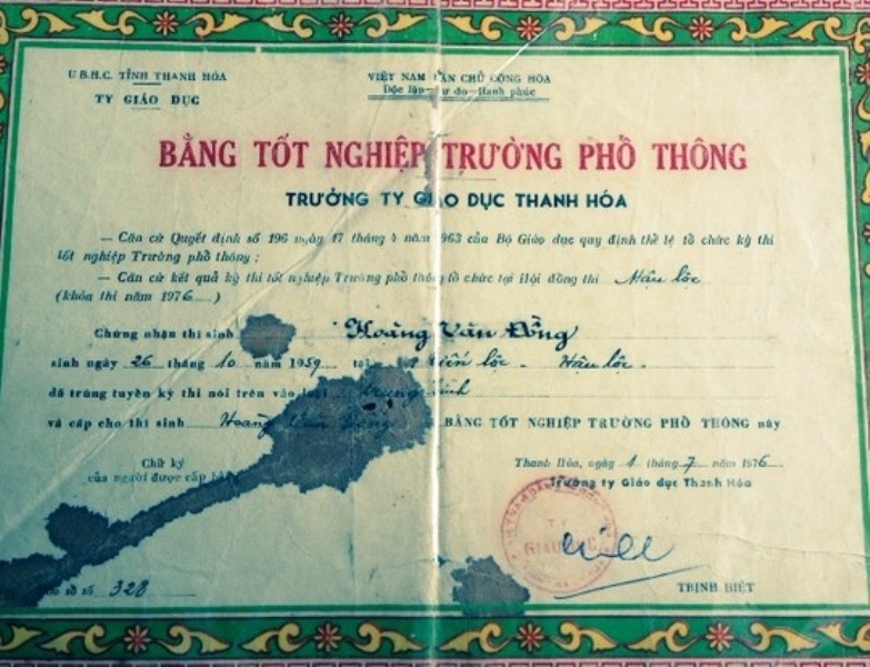 Mot chu tich xa mat chuc vi dung bang gia hinh anh