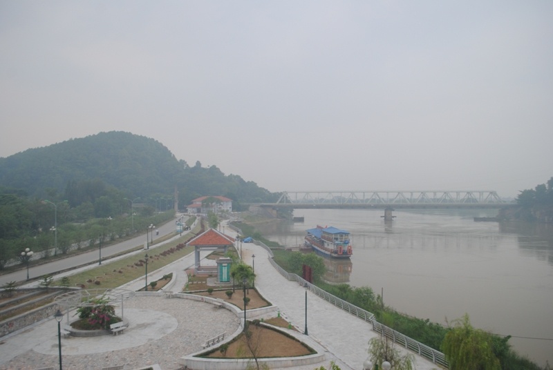 Cách địa điểm đốt rơm ra đến hơn 10km, thành phố Thanh Hóa vẫn chịu ảnh hưởng khói bụi. Đêm xuống, đường phố mù mịt khói, lượng ô xi suy giảm mạnh nên rất ít người ra đường.