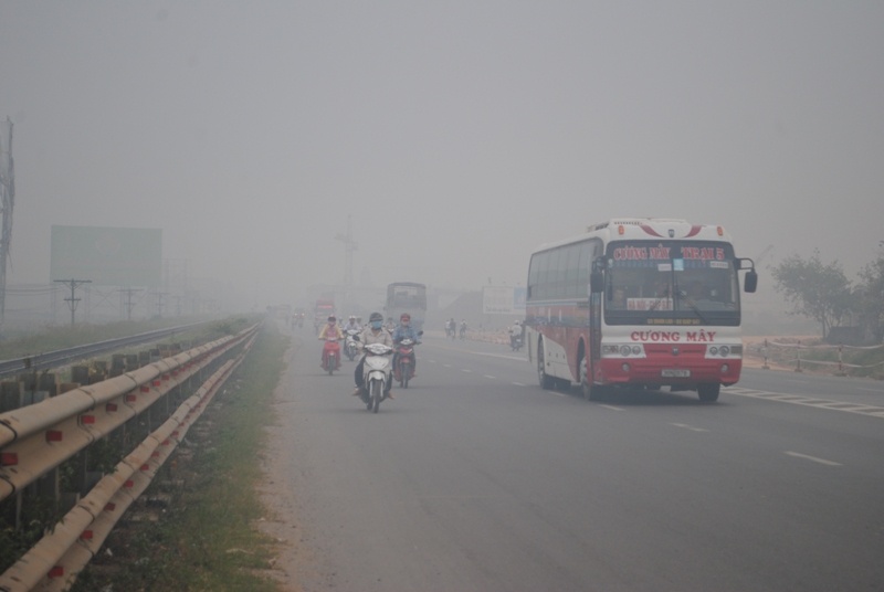 Việc đốt rơm rạ diễn ra ngay cạnh quốc lộ 1A khiến khói bụi bay lên bủa vây các phương tiện qua lại. Theo phản ánh của người đi đường, từ 17h đến 18h hằng ngày, việc đốt rơm ra diễn ra đồng loạt và mạnh nhất.