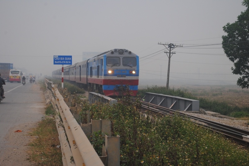 Hơn 16h, nhiều ôtô xe máy, tàu hỏa đã phải bật đèn, hú còi để đi qua đoạn đường này do tầm nhìn giảm thấp. Theo tài liệu nghiên cứu, trong khói đốt rơm, rạ có các hạt bụi nhỏ, bồ hóng muội than, khí CO, CO2, SO2, NO2... Khói rơm rạ có tính cay, làm chảy nước mắt, gây kích thích phản ứng ở họng, khiến người hít khói rơm rạ dễ bị ho, hắt hơi, buồn nôn, ngạt thở... Khói do đốt rơm rạ thường cháy không thành ngọn lửa nên sinh ra rất nhiều khí CO (gọi là khí monoxide carbon). Đây là loại khí rất độc có thể gây chết người. Người hít nhiều và kéo dài có thể biến đổi cấu trúc của bộ máy hô hấp, gây dễ mắc nhiễm trùng phổi, bệnh phổi tắc nghẽn mạn tính, ung thư phổi...